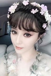 花仙子范冰冰薄纱深V亮相戛纳