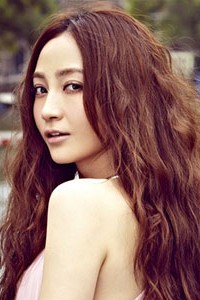 姚笛异国写真粉色长裙显女人味