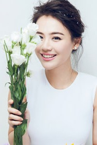 马思纯与花儿的美丽对话