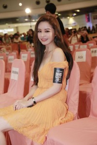 邱意浓生活照写真图片 《追龙2》女主角兔兔邱意浓性感尺度私房照