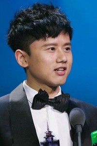 张杰帅气出席音乐颁奖礼