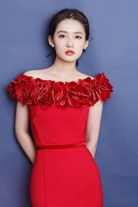 李沁红色礼裙新春贺喜性感写真