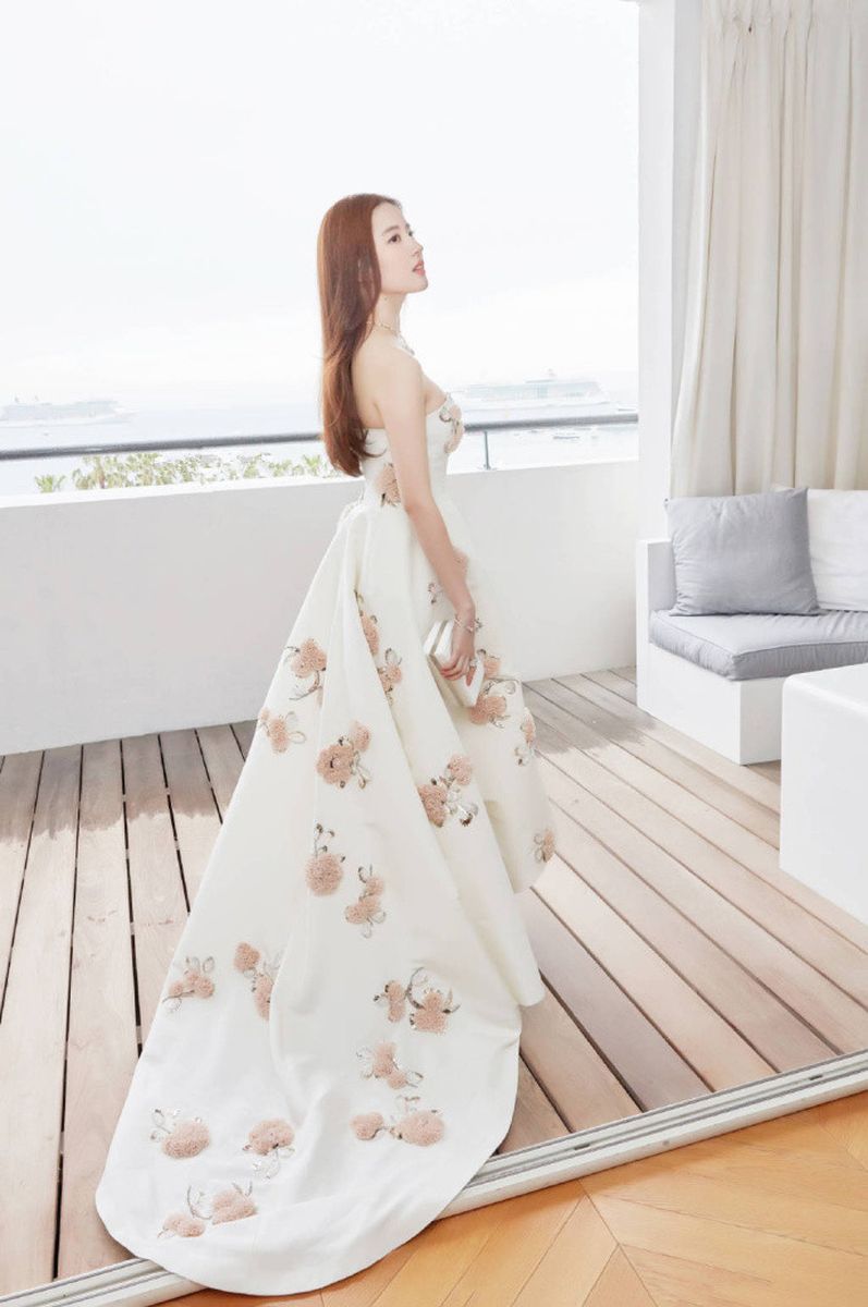 神仙姐姐刘亦菲抹胸长裙甜美性感写真