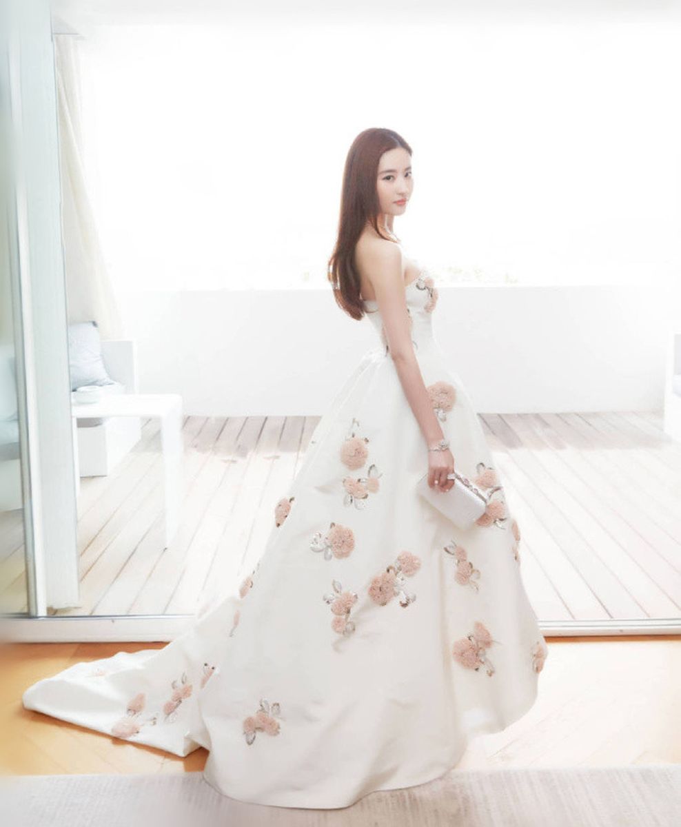 神仙姐姐刘亦菲抹胸长裙甜美性感写真