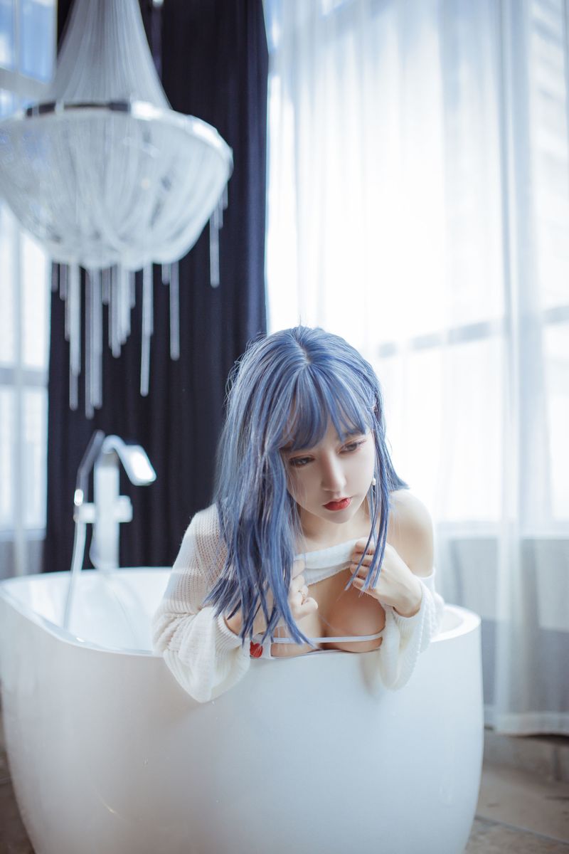 冷艳美少女米线线sama银色长发湿身诱惑COS浴缸主题写真