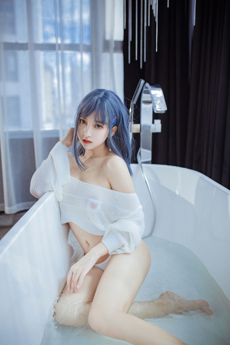 冷艳美少女米线线sama银色长发湿身诱惑COS浴缸主题写真