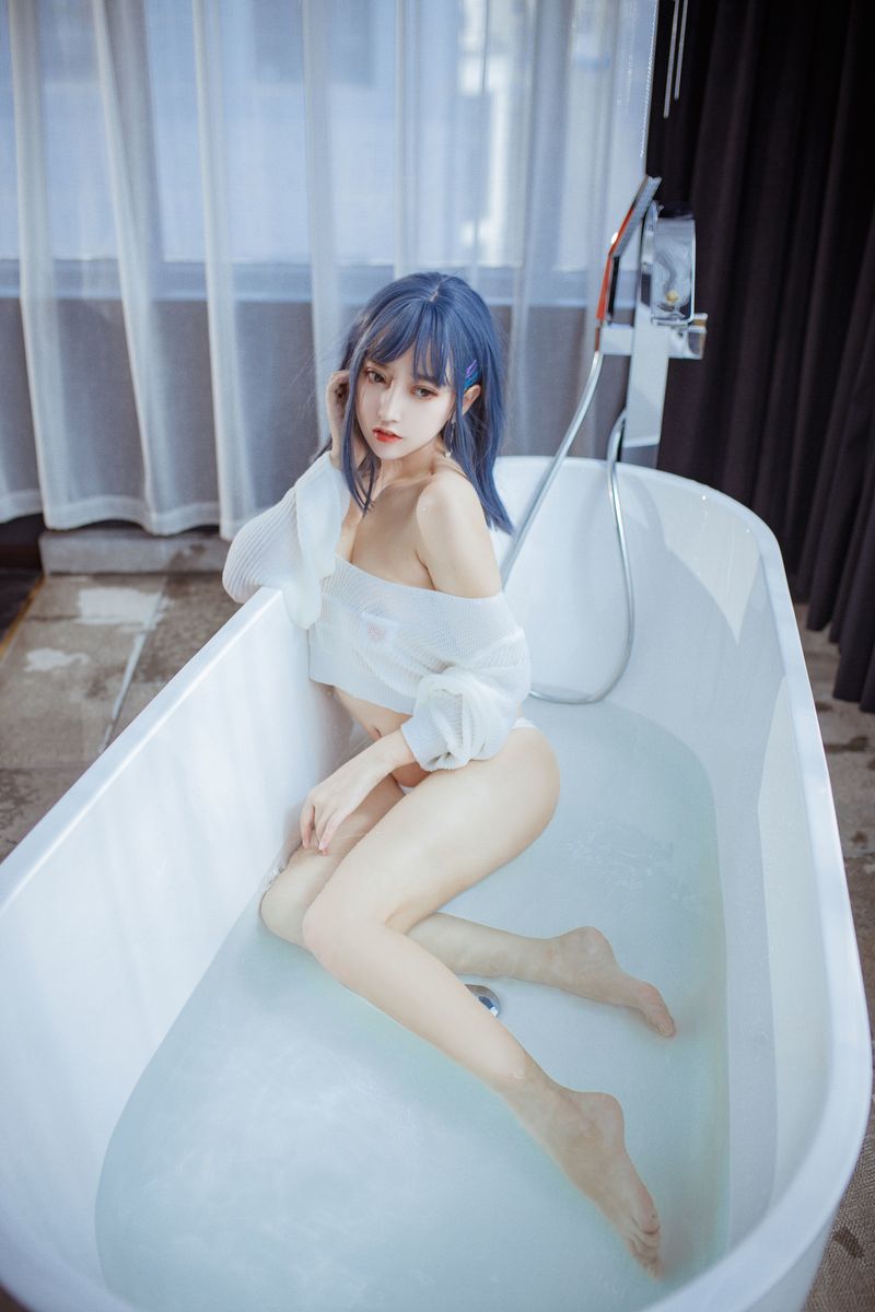 冷艳美少女米线线sama银色长发湿身诱惑COS浴缸主题写真