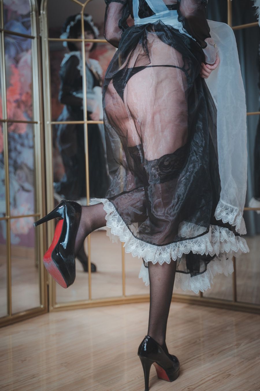 网络美女西园寺南歌黑丝美腿薄纱透视女仆装扮淋漓写真